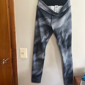 Under Armour womens medium up black white yoga legging pants